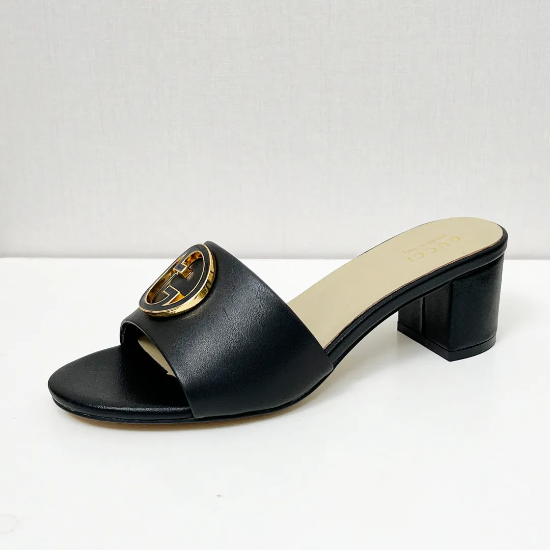 👟👟Ex-factory price 360👟👟 Genuine leather sole +40 Gucci 𝟐𝟎𝟐5 new spring and summer double G buckle round toe medium heel slippers, this G family series of slippers are so beautiful, high-end must buy~ The double G Logo is so beautiful on the feet, a classy style! The buttons have the GUCCI logo. Fabric: Cowhide Lining: Sheepskin lining Sheepskin pad Heel height: 5CM Sole: Italian genuine leather outsole Size: 35-44 [42 43 44 customized]